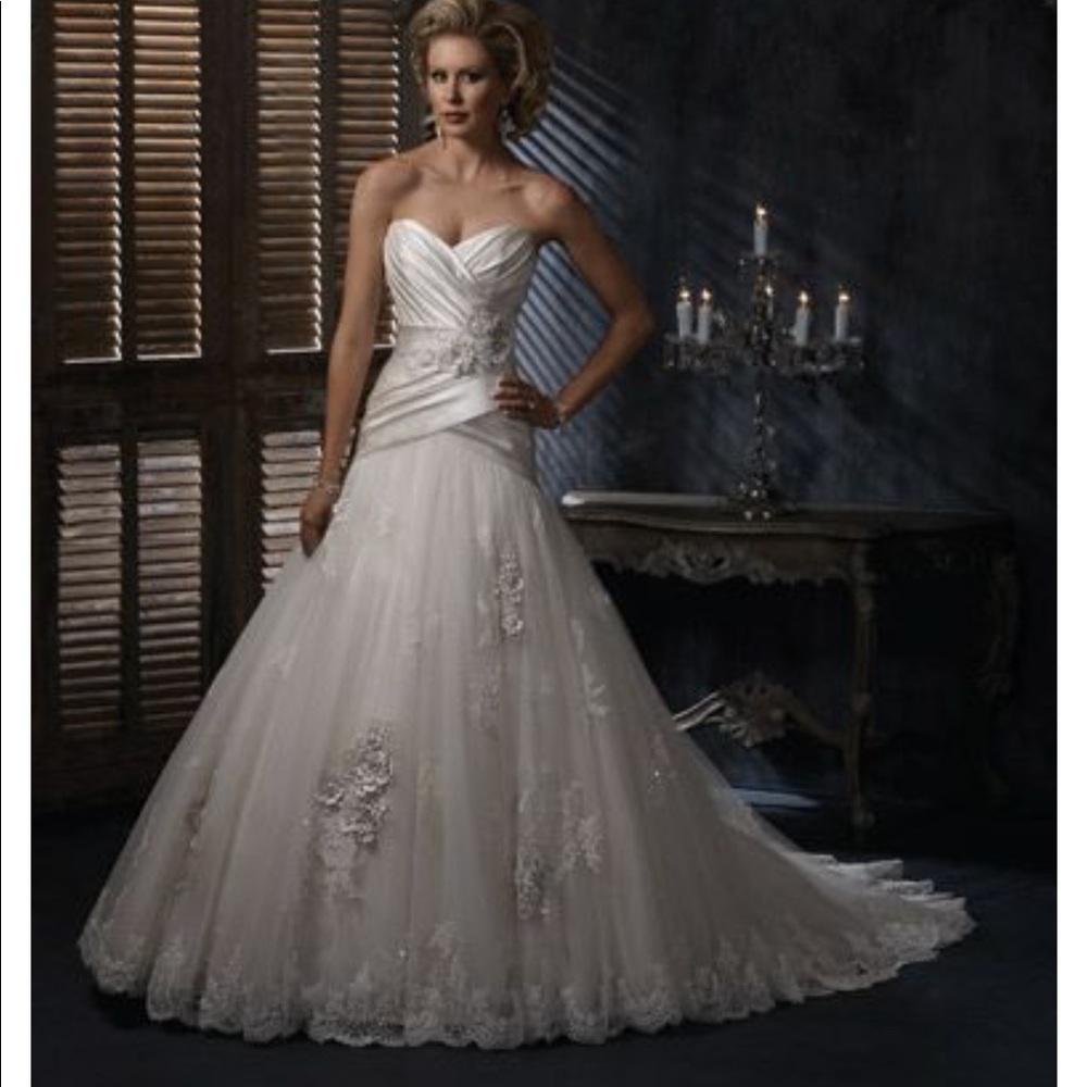 Maggie Sottero Wedding Dress, Size 8 off white